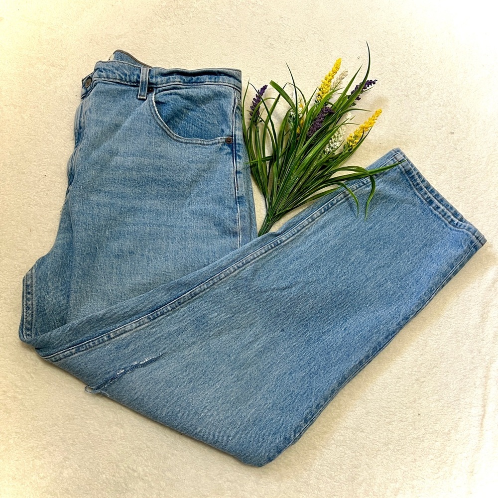 Abercrombie & Fitch 90s Straight Ultra High Rise Jean - Size 34/18 (measure 40”)